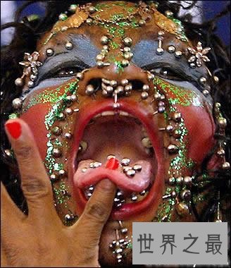 巴西女护士在脸上打6000多个孔，破吉尼斯纪录