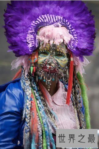 巴西女护士在脸上打6000多个孔，破吉尼斯纪录