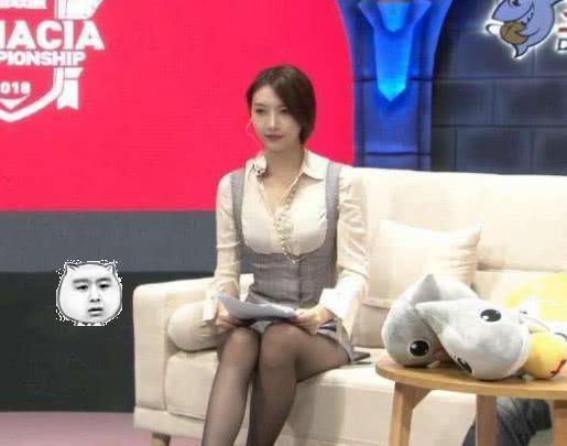 曾经凭借黑丝美腿大火，如今发文退出直播圈，一代女神终究退场！