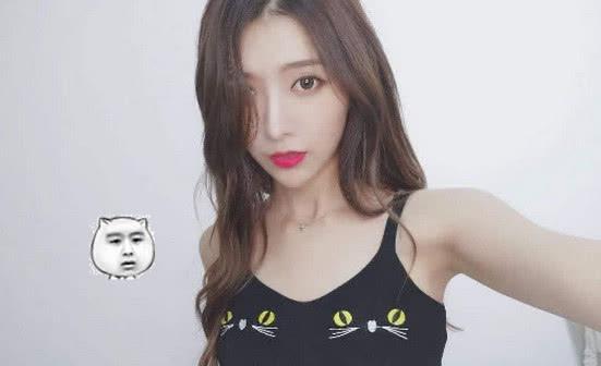 曾经凭借黑丝美腿大火，如今发文退出直播圈，一代女神终究退场！