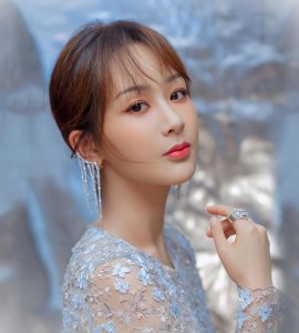 ​粉丝最多的10位女星，赵丽颖第四，杨幂第二，她早已超过亿