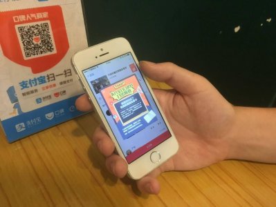 ​口碑周年庆全国的商家都嗨了，这种逗比的二维码你碰上了吗？