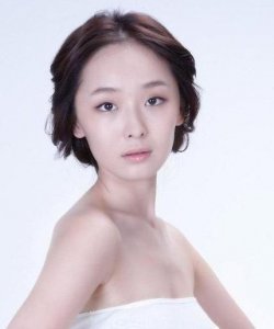 ​木子曼，即李曼，出生于辽宁省鞍山市，著名的影视演员