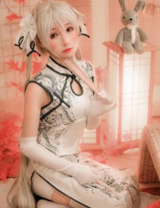 ​小姐姐大胆COS“穹妹”，精致旗袍太抢镜，还原高达百分百