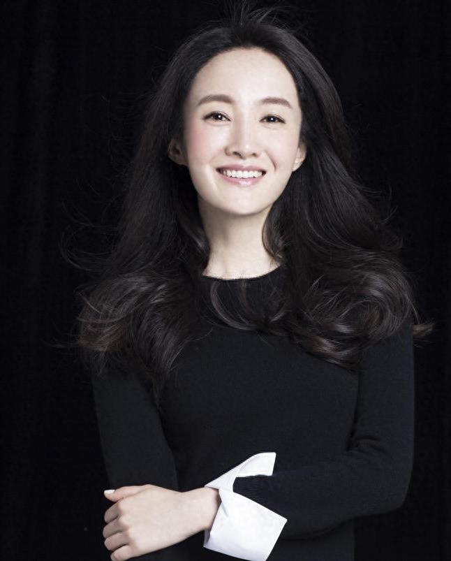 气质与演技兼备的衣珊，正凭借她不凡的实力，在影坛逐渐走红