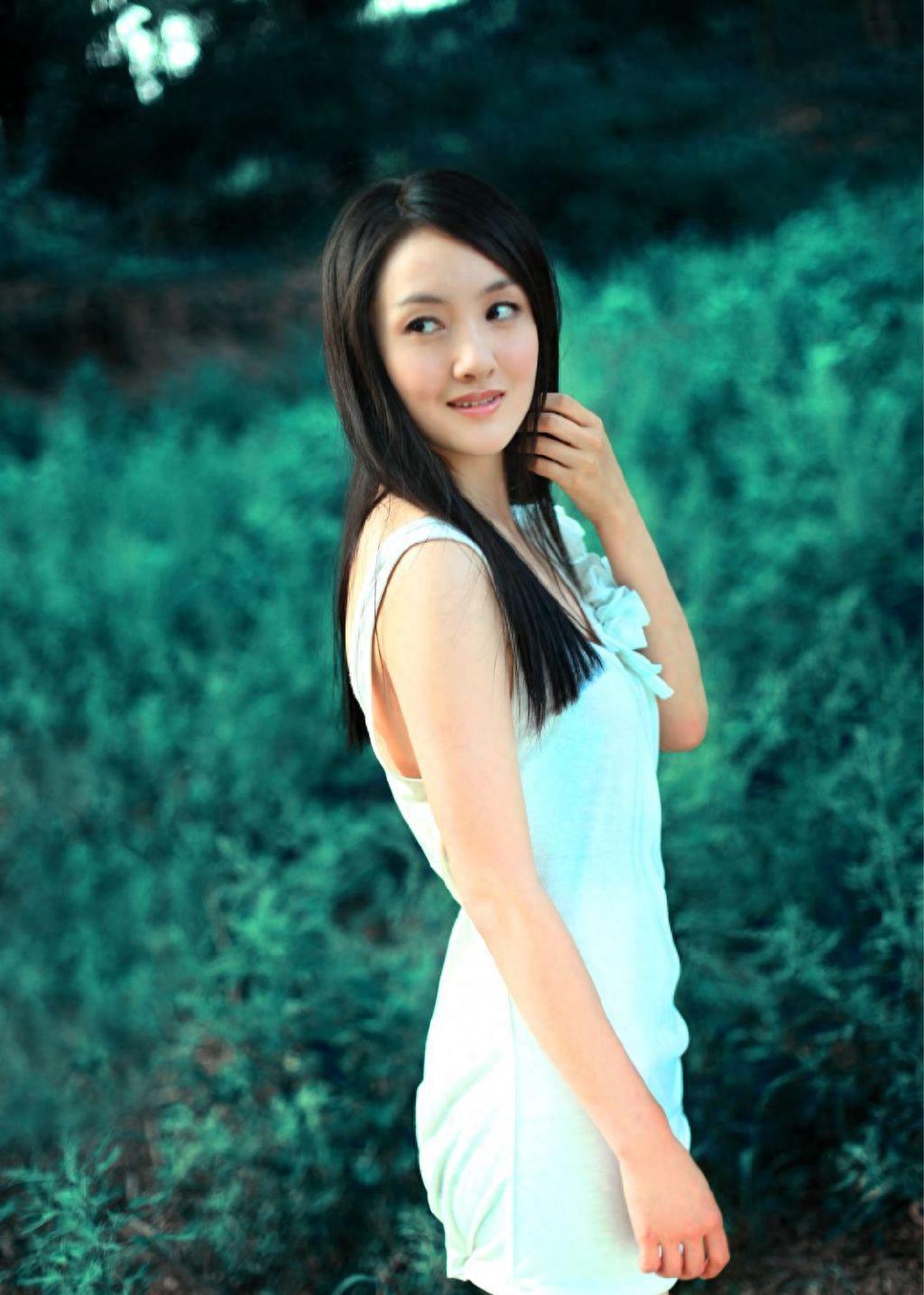 气质与演技兼备的衣珊，正凭借她不凡的实力，在影坛逐渐走红
