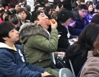 ​王思聪吃热狗火了到海外，美国加州都拿来做广告了