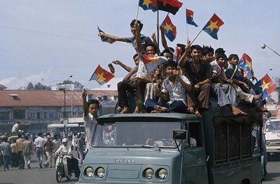 ​1975年北越士兵攻克西贡后，将坦克开进总统府，在花池子洗脚