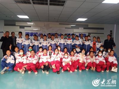 ​济宁高新区崇文学校“走进国家机器人创新中心（济宁）基地”开展研学活动