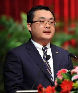 ​他是“首善”曹德旺的儿子，拒接家产独自创业，老梁都称赞不一般