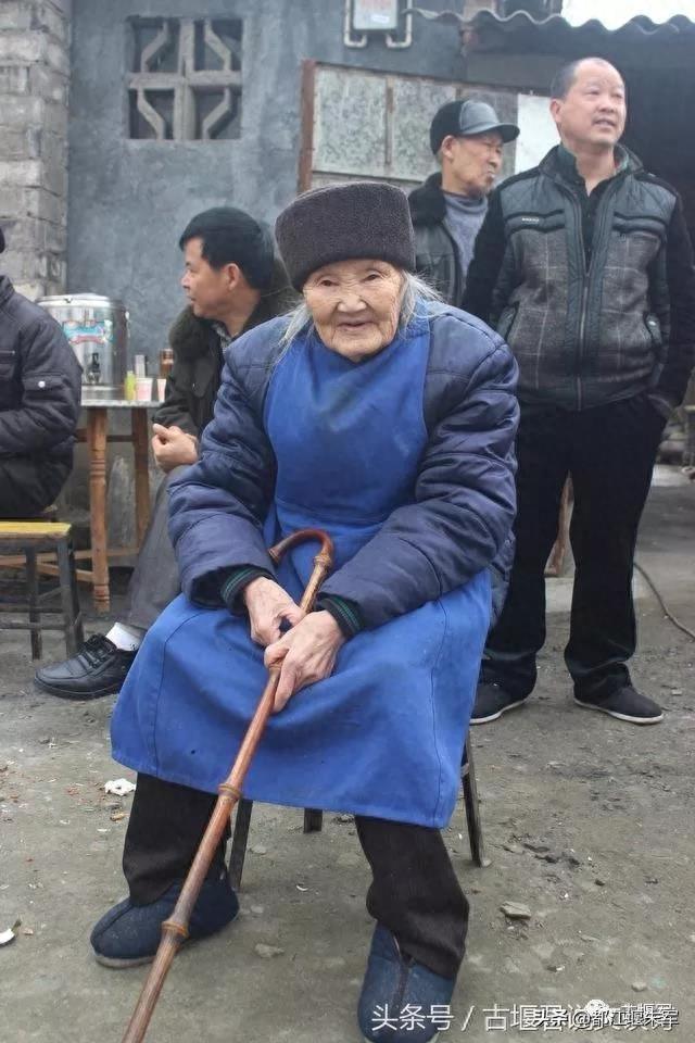 105岁的小脚祖祖