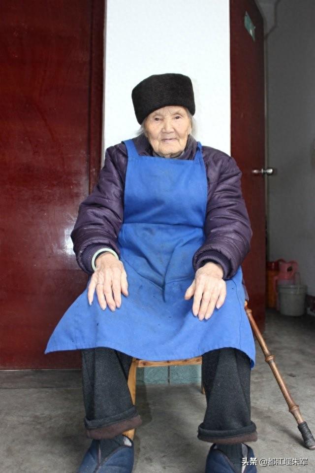 105岁的小脚祖祖