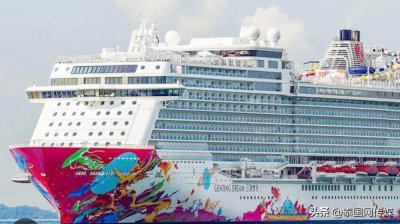 ​大型豪华邮轮云顶梦号停靠泰国普吉芭东海滩