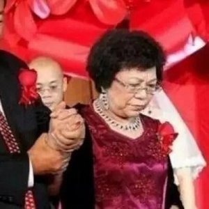 ​曹德旺妻子陈凤英个人简介（学历为文盲的大智慧女性）
