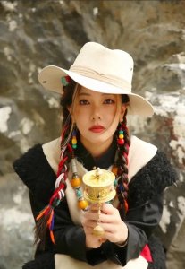 ​月亮姐姐Noon回应与富商老公Todd结婚14年不生孩子的原因