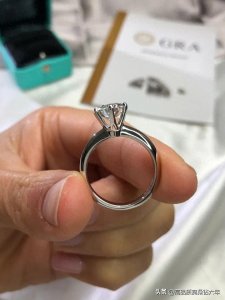 ​莫桑钻戒指值得买吗 莫桑钻一克拉多少钱