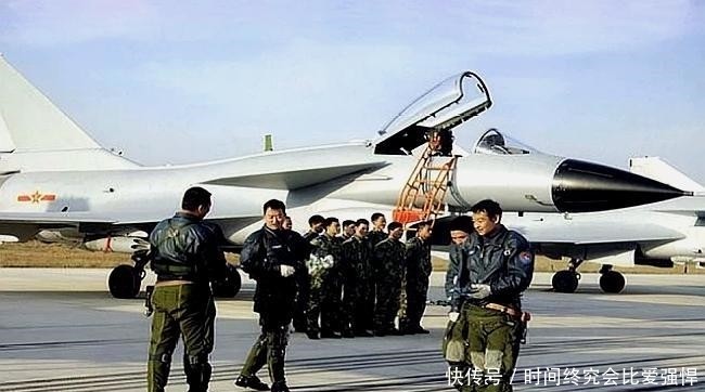 中国飞行员工资是多少 空军民航飞行员的一个月真实待遇工资