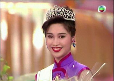 ​李克勤老婆近照！50岁卢淑仪冻龄美貌真惊艳，不愧是港姐三料冠军