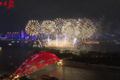 ​人多到地铁跑不动！武汉烟火秀刷屏，网友：谁被挤掉的鞋认领一下
