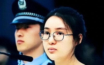 ​郭美美10年入狱2次，如今又钓上女富二代，网友：死性难改！