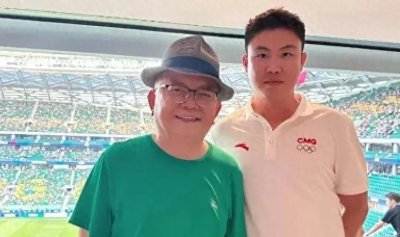 ​74岁王刚带儿子看球，父子五官气质一模一样，一个模子刻出来的