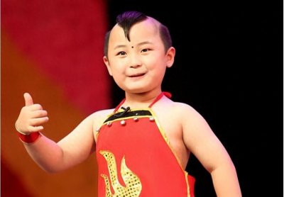 ​6岁上春晚8岁就去世，被父母“吸干血”的邓鸣贺，悲剧谁来买单？