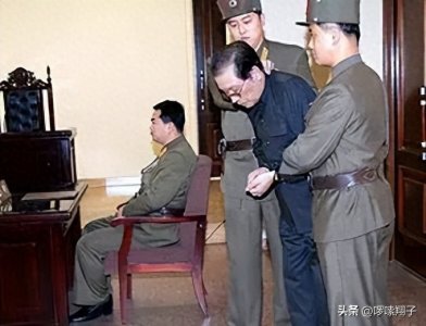 ​2013年“朝鲜摄政王”张成泽被捕：当时其双手被绑，脸上疑似被打