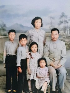 ​华国锋夫人韩芝俊有多美？1961年全家在长沙留影，30岁她大方得体