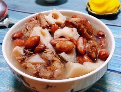 ​莲藕排骨汤家常做法，汤香浓又鲜，秋天我常给家人喝，营养更滋补