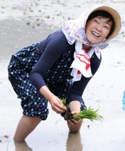 ​安倍晋三35年没有孩子，对妻子的宠爱却不减，遇刺后妻子性情大变