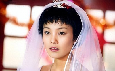 ​她18岁为人母，25岁四登春晚，跟逃犯睡了4年却不知对方身份？