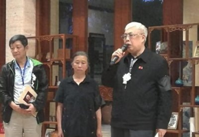 ​2018年，陈毅之子陈小鲁葬礼现场，夫人粟惠宁身着素服，泣不成声