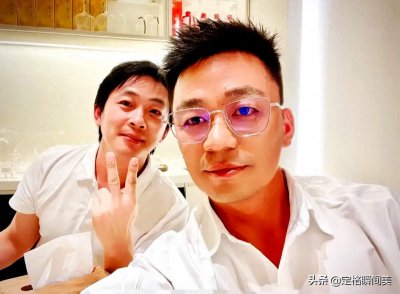 ​“王宝强”罕见晒私房照，金丝眼眶潮气十足，完全颠覆“许三多”