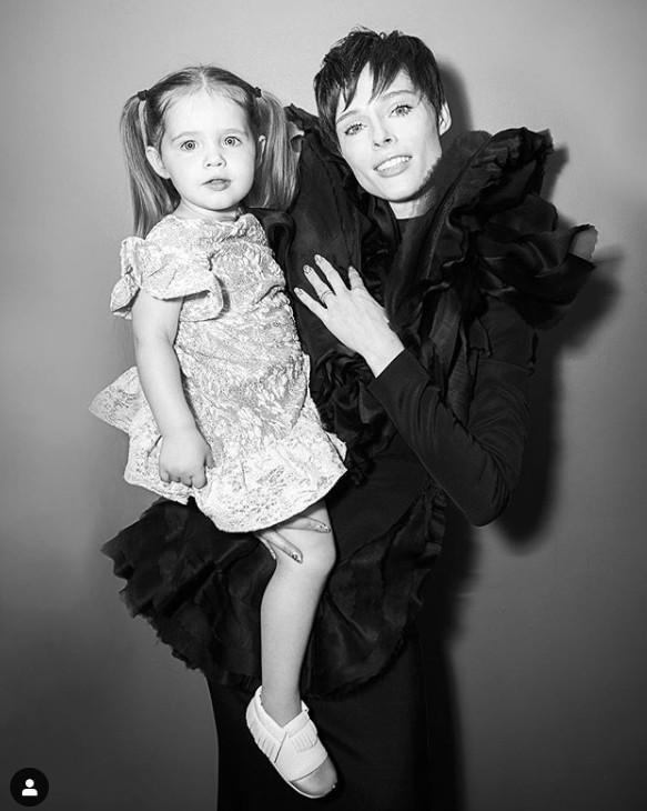 超模CoCo Rocha女儿4岁就有七万网友！人小点子多，超