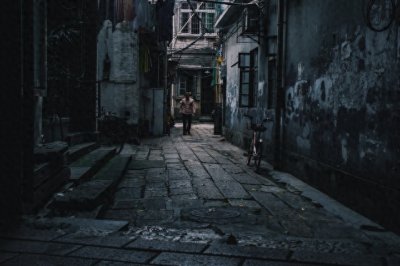 ​夫妻两地分居，漂亮妻子太无聊秘密约会，一段录音让妻子无地自容