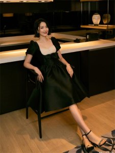 ​王祖蓝晒港姐爱妻李亚男美照，高贵优雅，气质非凡
