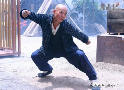 ​还记得《黄飞鸿》中的鬼脚七吗？老婆是健美小姐，今成为著名导演