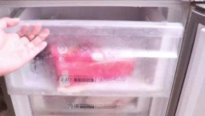 ​冰箱不管结多厚的冰霜，10分钟轻松就去除，冰霜哗哗向下掉，真实用