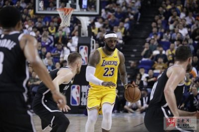 ​NBA中国赛上海站开赛 部分观众手持国旗入场