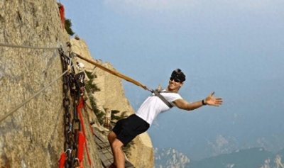 ​华山长空栈道到底有多可怕？网友：一步不慎，全村吃席！