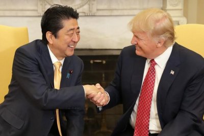 ​安倍特朗普握手19秒，除了尴尬还看出了啥？