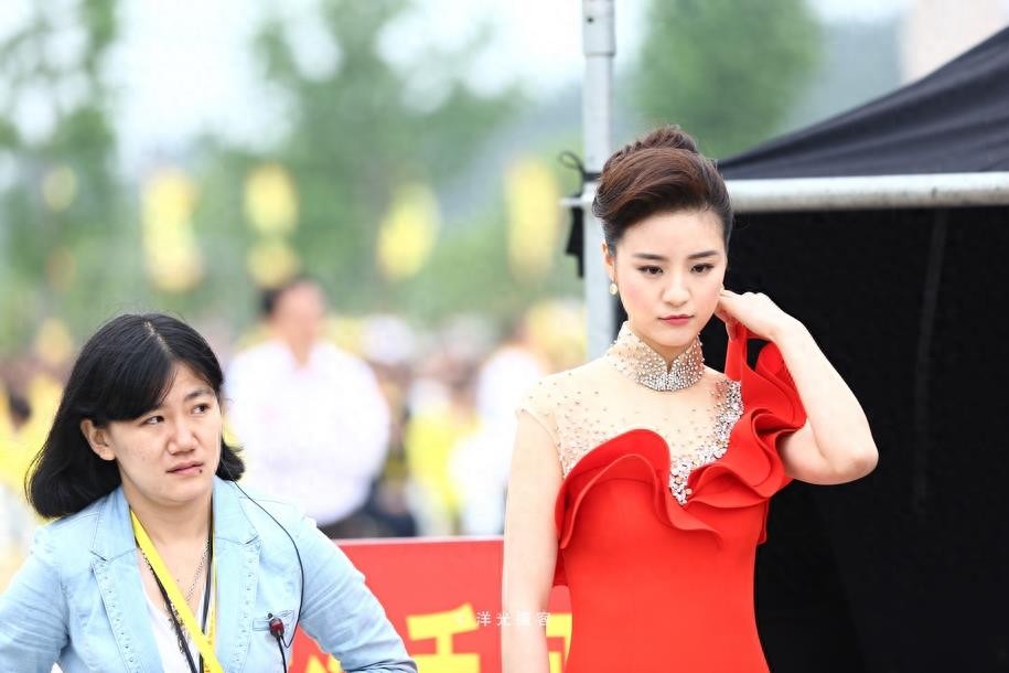 陈超：温婉灵动的湖北卫视女主持
