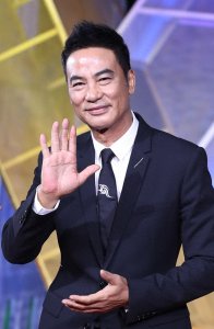 ​5亿身价任达华吃路边摊被巧遇！「满嘴白胡」亲民有问必答