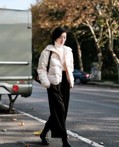 ​怎么穿羽绒服才与众不同？3套穿搭示范，照着穿准没错