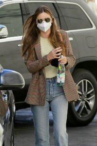 ​米兰达可儿又美回来了！生完三胎后瘦成闪电，背两万爱心包接地气