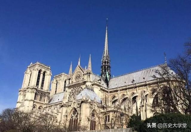 巴黎圣母院大火抵不过世事无常（突发大火的巴黎圣母院）(5)