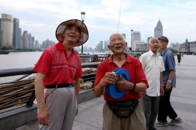 ​从纪念塔到十六铺，看老顾的风筝人生——“走外滩放风筝，就是在走我的健康快