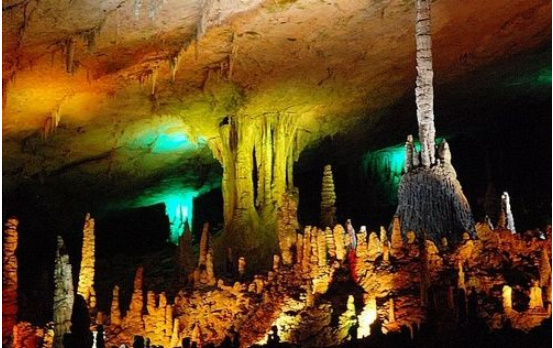 中国十大溶洞排行榜：黄龙洞喀斯特岩溶地貌超壮观