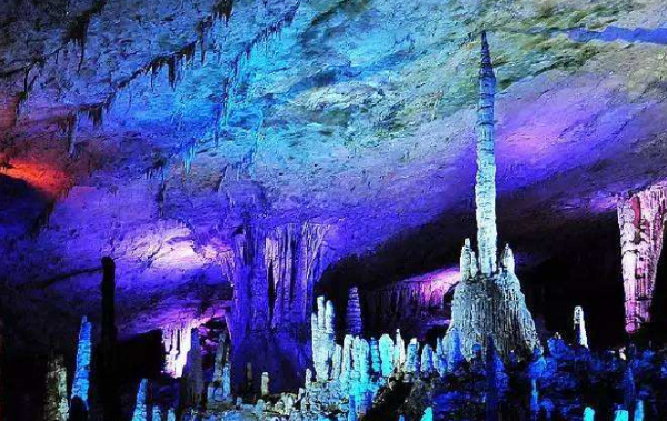 中国十大溶洞排行榜：黄龙洞喀斯特岩溶地貌超壮观