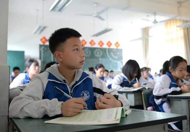 班主任哭着说着不能再生了（比离婚还难受尖子生被转走）(1)